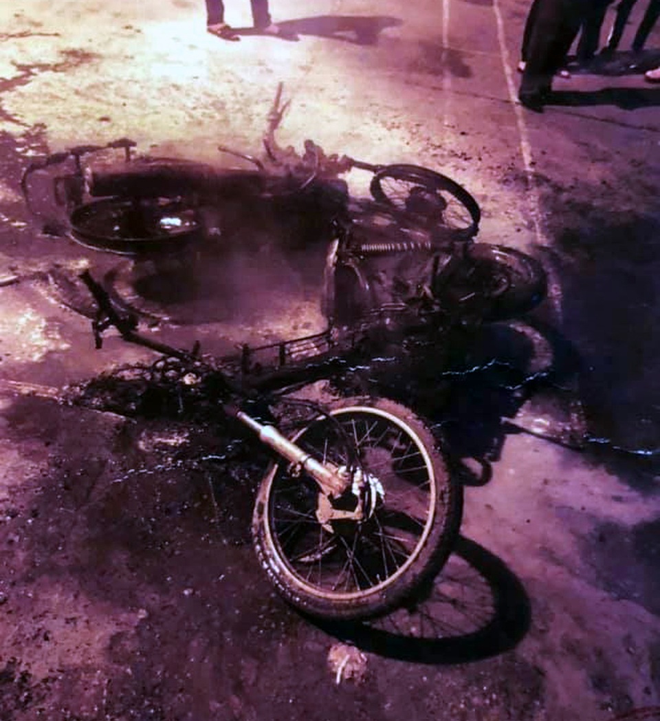 Hà Nội: Bạn gái bị trêu, nam thanh niên gọi bạn đến đốt xe đối phương - 2