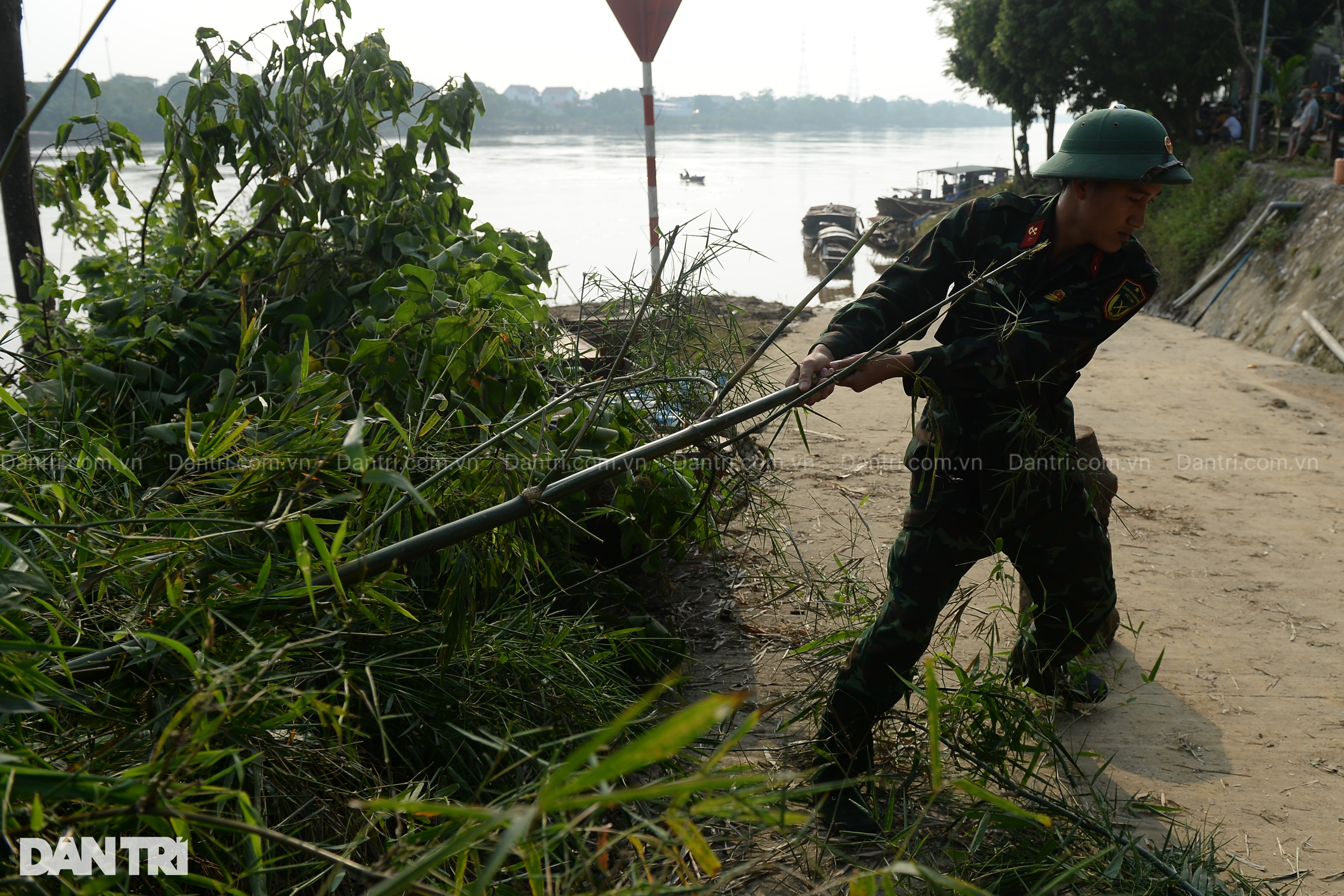 Công an, quân đội quần thảo sông Hồng tìm nạn nhân vụ cầu Phong Châu - 9 Công an, quân đội quần thảo sông Hồng tìm nạn nhân vụ cầu Phong Châu - 9