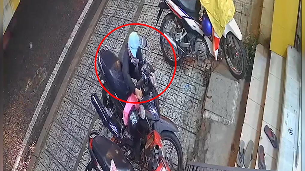 Kẻ trộm bẻ khóa 5 giây lấy xe máy của nữ sinh đi làm thêm  - 1