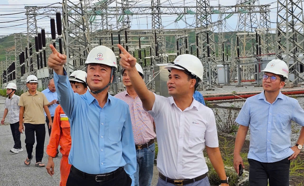 Phó tổng giám đốc EVNNPT kiểm tra công tác ứng phó với bão Matmo - 1