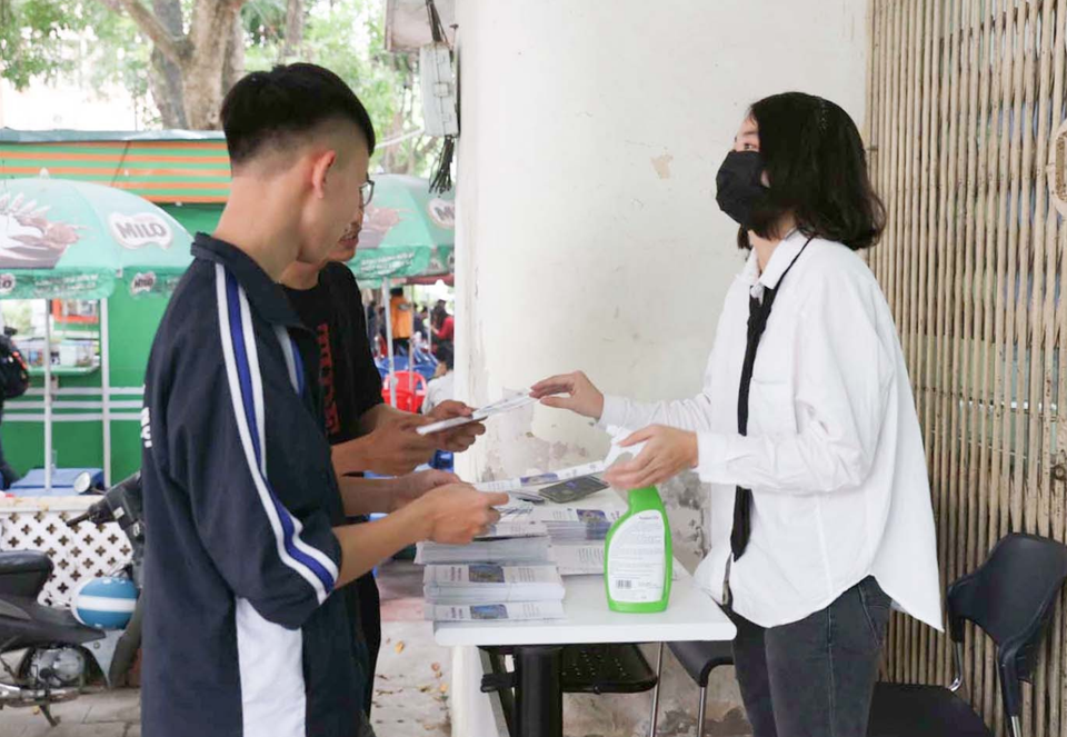 Những sinh viên đầu tiên trở lại trường sau kỳ nghỉ vì covid-19 - 16