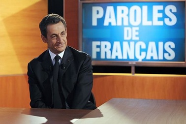Tổng thống Pháp trấn an dân chúng trên truyền hình 