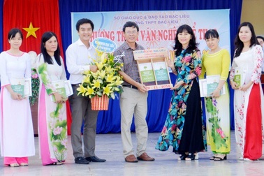 Tặng sách đến thầy, cô giáo nhân ngày Nhà giáo Việt Nam