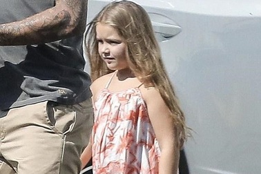 Con gái “cưng” của David Beckham dịu dàng với váy maxi