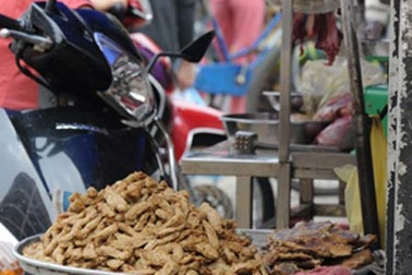 Chả cá, giò sống: Nhìn thấy là... muốn ói!