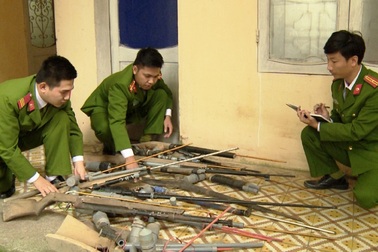 Người dân giao nộp hơn 200 khẩu súng