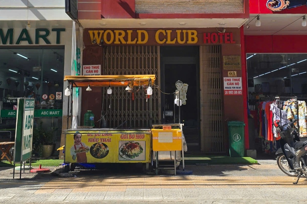 ភោជនីយដ្ឋាន Sidewalk រងការចោទប្រកាន់ពីបទ «ហែកចាន» សាមញ្ញតម្លៃ ៧៦០,០០០ដុង - ២ Quán vỉa hè bị tố “chặt chém” các món ăn đơn giản với giá 760.000 đồng - 2