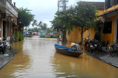 Người dân Hội An sẵn sàng... đón lũ