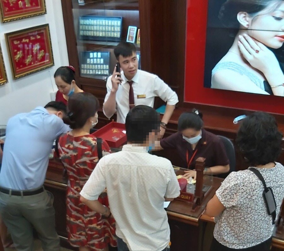 Ông bố quốc dân được con cháu tín nhiệm giao chục cây vàng đi bán - 3 Ông bố quốc dân được con cháu tín nhiệm giao chục cây vàng đi bán - 3