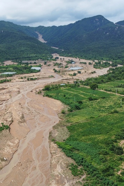 Vỡ hồ nước ở Lâm Đồng, lũ cát cuồn cuộn đổ về san phẳng nhà vườn