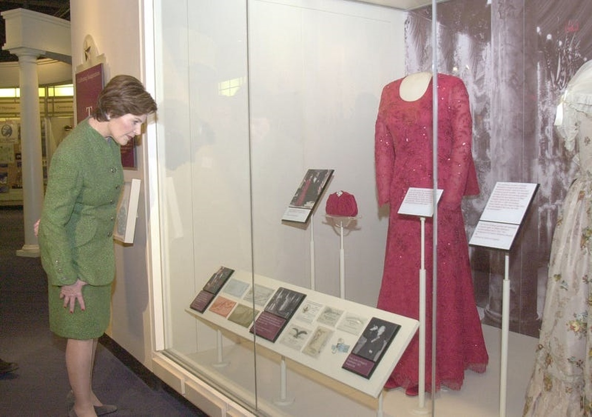 Bí mật để các Đệ nhất Phu nhân Mỹ không lặp phục trang và không đụng hàng - 3 Bí mật để các Đệ nhất Phu nhân Mỹ không lặp phục trang và không đụng hàng - 3