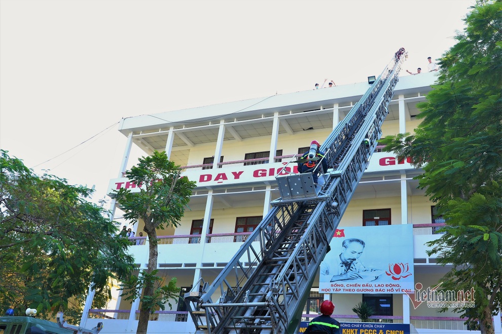 Cảnh sát Phòng cháy chữa cháy trèo tường, đu dây cứu nạn cứu hộ - 3 Cảnh sát Phòng cháy chữa cháy trèo tường, đu dây cứu nạn cứu hộ - 3