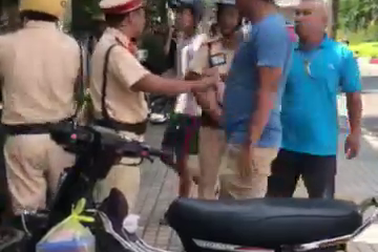 Khởi tố nam thanh niên tấn công CSGT khi bị dừng xe kiểm tra