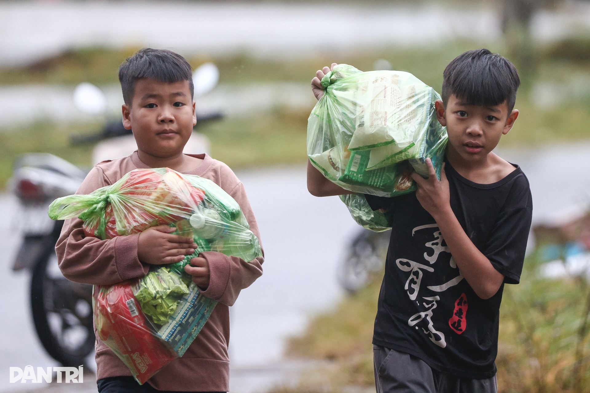 Những đêm không ngủ của người dân rốn lũ Hòa Thịnh - 12