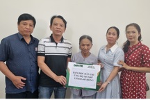 Trao hơn 135 triệu đồng đến cụ bà còng lưng bán chuối nuôi 3 con bệnh tật