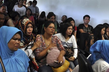 Người thân thức đêm chờ thông tin về máy bay chở 162 người mất tích