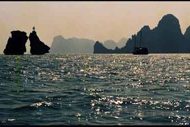 Quyền khai thác Vịnh Hạ Long: Nên chăng giao “rừng vàng biển bạc”?