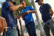 Một cặp vé Vip "chợ đen' trận Việt Nam gặp Malaysia giá ngang một chỉ vàng