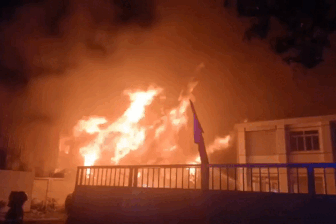 Cháy công ty sản xuất nội thất ở TPHCM, cảnh sát trắng đêm dập lửa