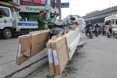 Bị CSGT phạt vì chở hàng cồng kềnh, tài xế nói "do phải mưu sinh"