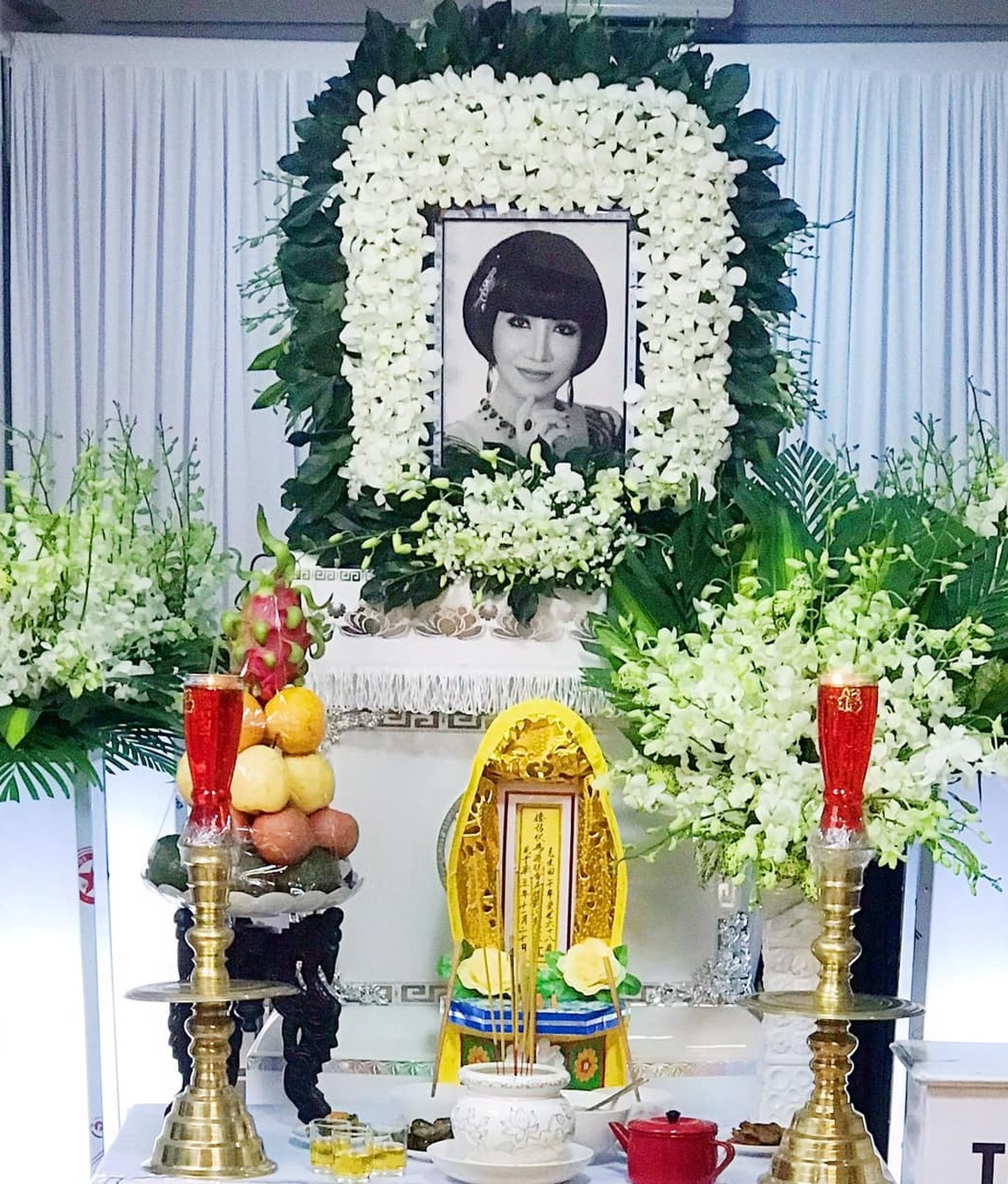 Chồng nghệ sĩ Thanh Kim Huệ thẫn thờ trong lễ tang vợ - 1 Chồng nghệ sĩ Thanh Kim Huệ thẫn thờ trong lễ tang vợ - 1