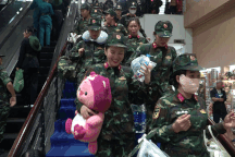 Bóng hồng miền Nam rạng rỡ lên tàu ra Hà Nội chuẩn bị diễu binh đại lễ 2/9