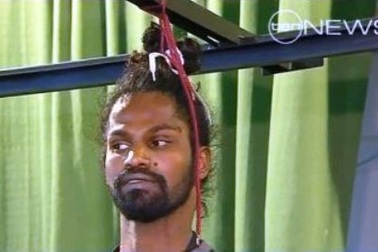 Dùng tóc treo cơ thể trên không