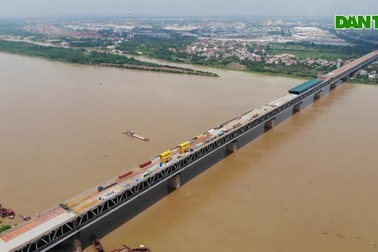 Đổ bê tông siêu tính năng, hàn hàng triệu đinh neo lên mặt cầu Thăng Long