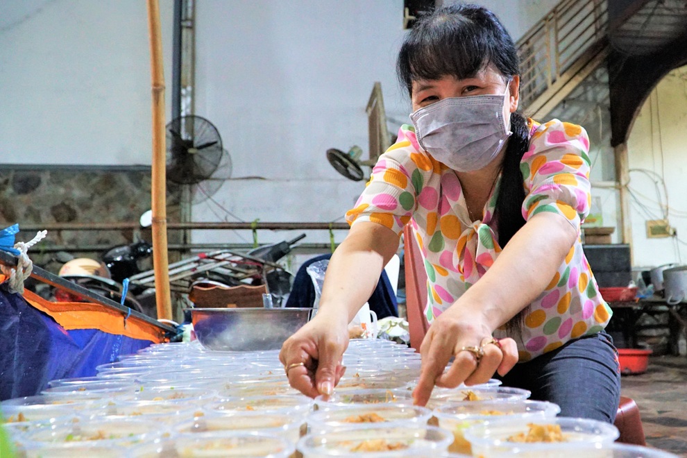 Mẹ bầu Tây Đô nấu hàng trăm phần ăn sáng tặng bệnh nhân ở xóm chạy thận - 2 Mẹ bầu Tây Đô nấu hàng trăm phần ăn sáng tặng bệnh nhân ở xóm chạy thận - 2