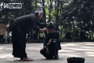 Đến ngôi làng siêu độc cắt tóc bằng… lưỡi liềm