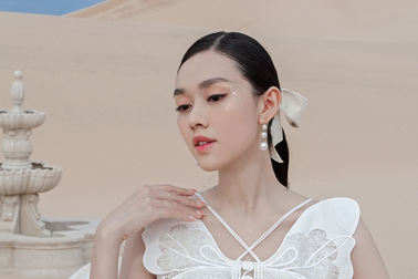 Á hậu Tường San thả dáng quyến rũ trên đồi cát