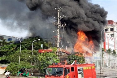 Siêu thị của người Trung Quốc tại thành phố Bắc Giang bốc cháy ngùn ngụt