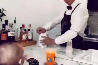 Chết cười với màn pha sữa cho con của bartender