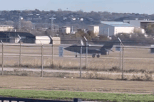 Khoảnh khắc tiêm kích F-35 Mỹ sập càng, mài thân xuống đường băng