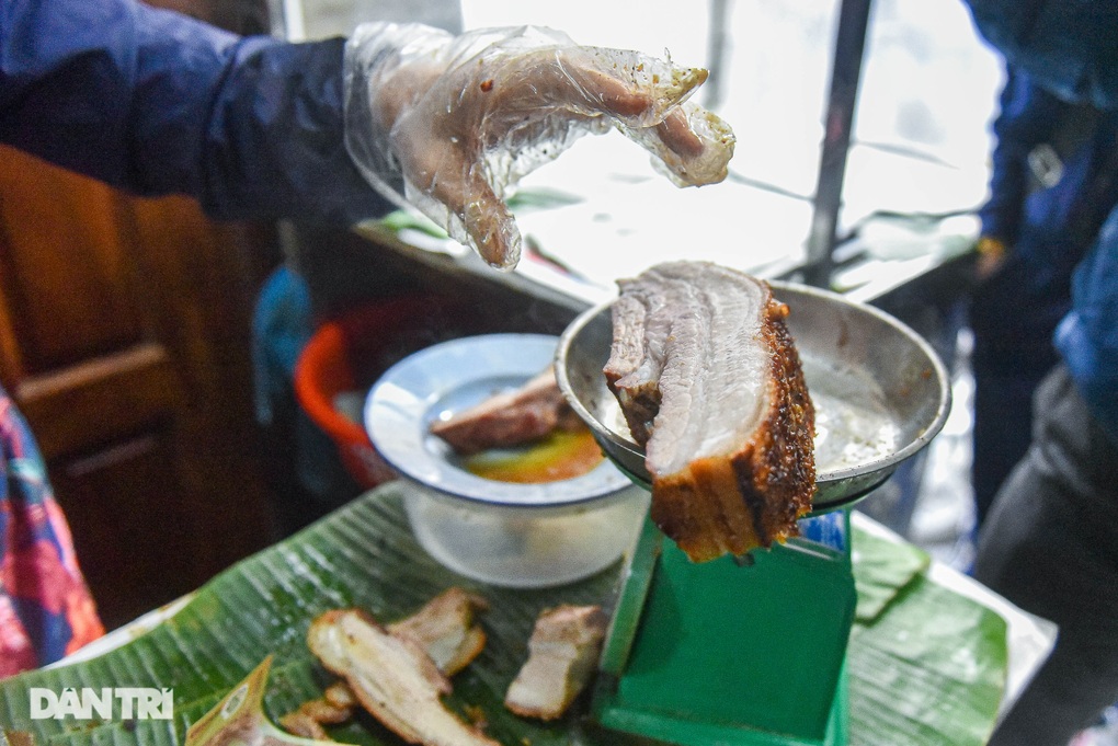 Gia đình ba đời bán thịt quay, ngày vía Thần Tài hết tạ thịt trong 1 giờ - 5 Gia đình ba đời bán thịt quay, ngày vía Thần Tài hết tạ thịt trong 1 giờ - 5