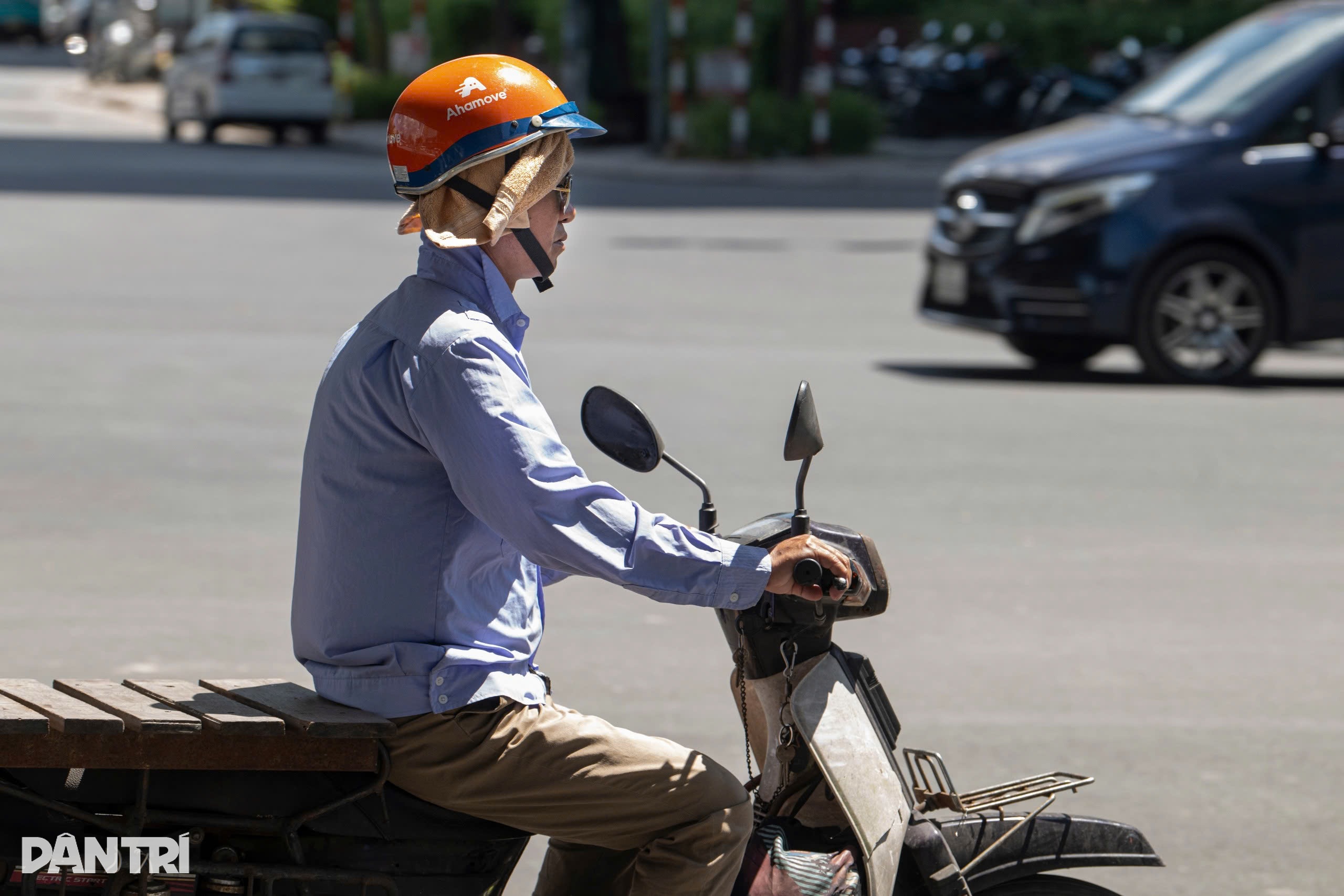 Hà Nội nắng đỉnh điểm 40 độ C và muôn cách chống nóng của người dân - 11