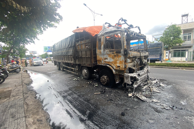 Tài xế liều mình lái xe tải cháy dữ dội khỏi cầu mới nhảy thoát thân