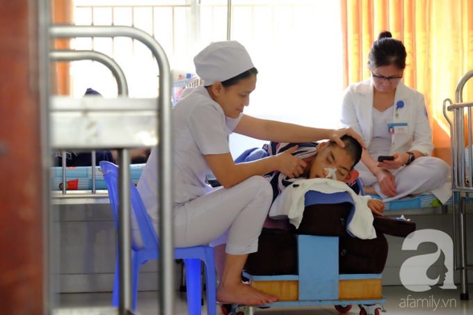 Xót cảnh bé trai, bé gái bại não, bị gia đình bỏ rơi được các mẹ ở làng Hòa Bình nuôi như con ruột - Ảnh 13. Xót cảnh bé trai, bé gái bại não, bị gia đình bỏ rơi được các mẹ ở làng Hòa Bình nuôi như con ruột - Ảnh 13.