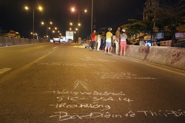 Chồng bất lực nhìn vợ chết thảm trên cầu vượt