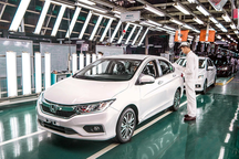 Thị trường đua khuyến mại lớn, khách Việt vẫn "vững tâm" chờ giảm trước bạ