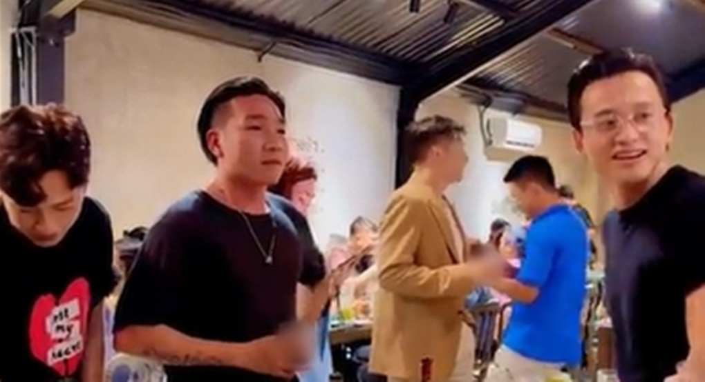 Wowy hé lộ khoảnh khắc hài hước khi dùng tiệc với Mai Tài Phến và bố Mỹ Tâm - 3 Wowy hé lộ khoảnh khắc hài hước khi dùng tiệc với Mai Tài Phến và bố Mỹ Tâm - 3