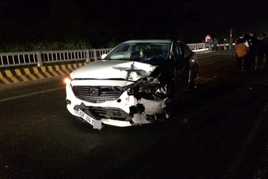 Hà Nội: Ô tô Mazda đấu đầu xe máy, 1 người tử vong