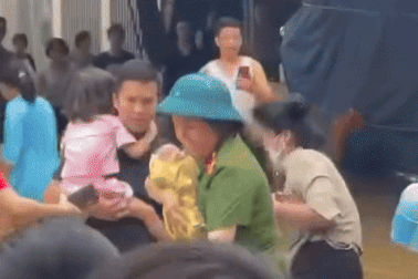 Khoảnh khắc xúc động đẩy thuyền giữa nước lũ cứu em bé 20 ngày tuổi