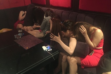 Gần 50 tiếp viên ăn mặc mát mẻ bỏ chạy khi công an ập vào nhà hàng