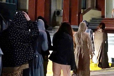 Nhiều nữ tiếp viên hoảng hốt bỏ chạy khi cảnh sát đột kích cơ sở massage