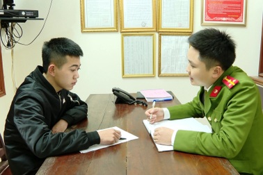 Vụ cầm kiếm đe dọa người trên sân bóng: Hai thanh niên cùng yêu một cô gái