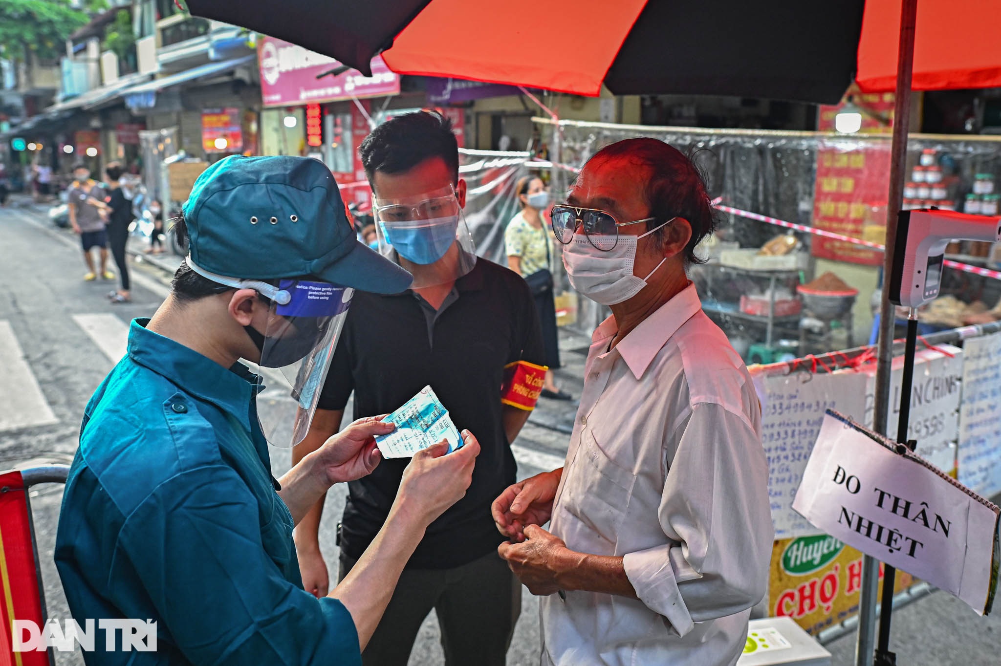 Độc lạ cách bán hàng mùa dịch chưa từng có tại khu chợ nhà giàu Hà Nội - 10 Độc lạ cách bán hàng mùa dịch chưa từng có tại khu chợ nhà giàu Hà Nội - 10