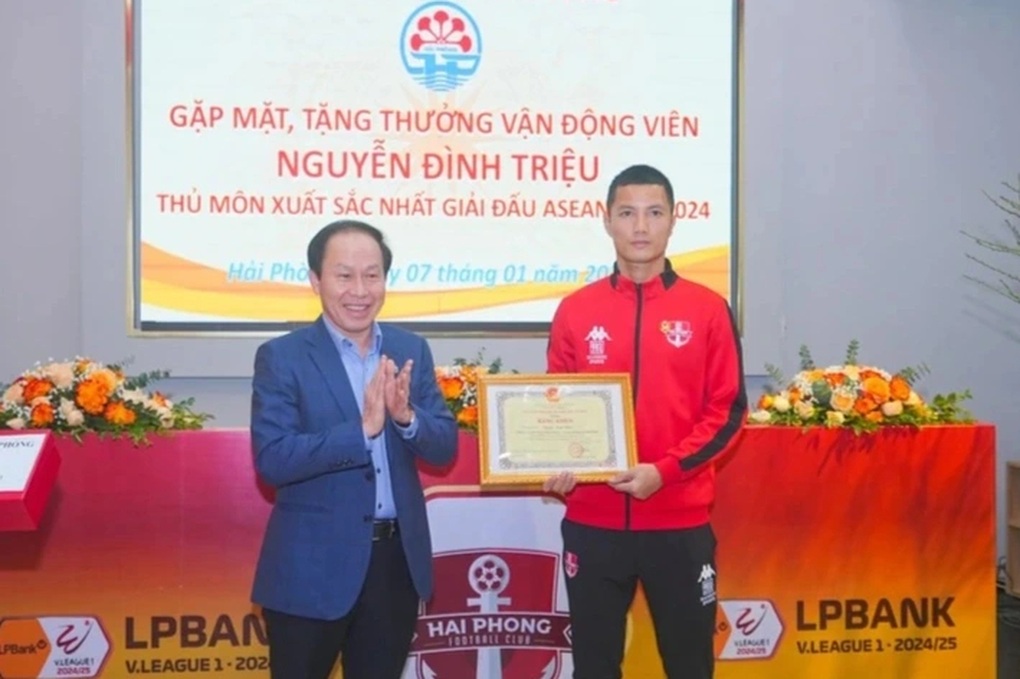 Thủ môn Nguyễn Đình Triệu được Hải Phòng thưởng 550 triệu đồng - 1 Thủ môn Nguyễn Đình Triệu được Hải Phòng thưởng 550 triệu đồng - 1