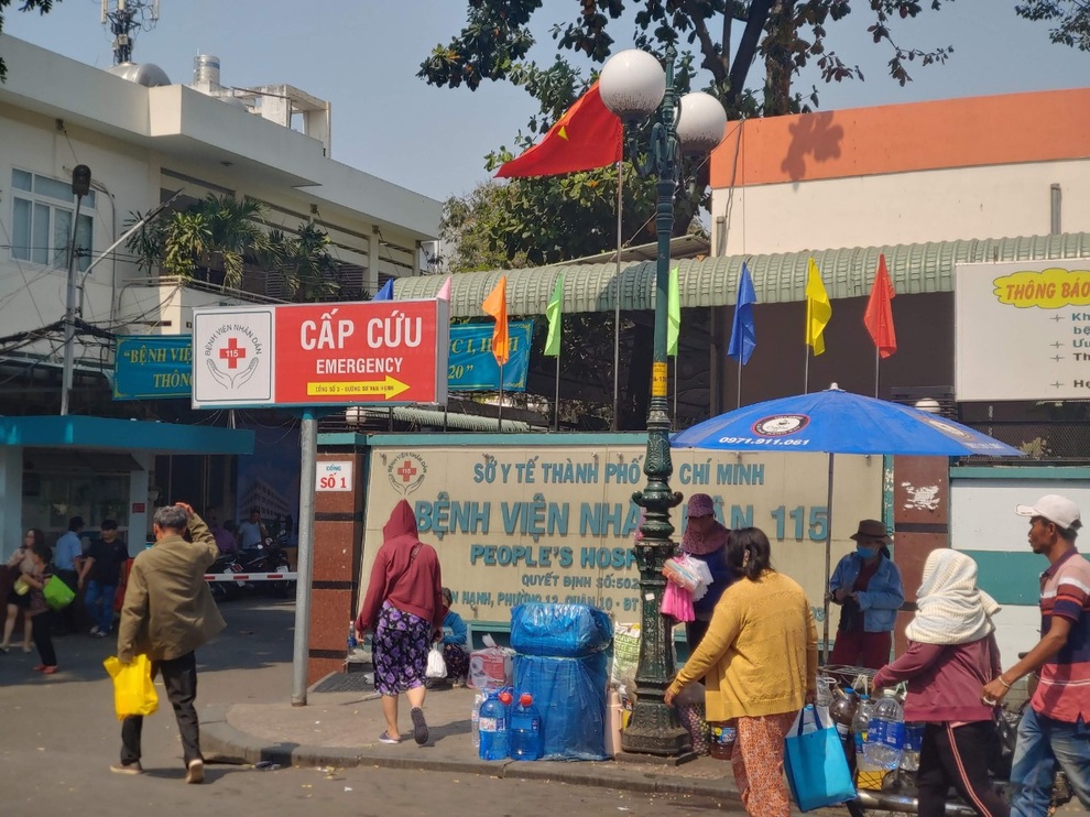 Xe cấp cứu chở F0 va chạm ô tô tải: Tài xế cứu thương chấn thương nặng - 1