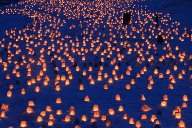 Hàng trăm túp lều tuyết lung linh trong ánh nến ở lễ hội Yokote Kamakura